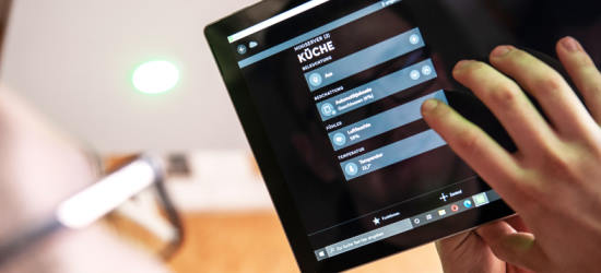 Ein Tablet mit Steuerungssoftware wird bedient