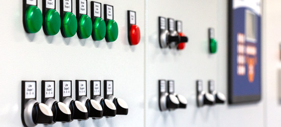 Front von einem Schaltschrank 