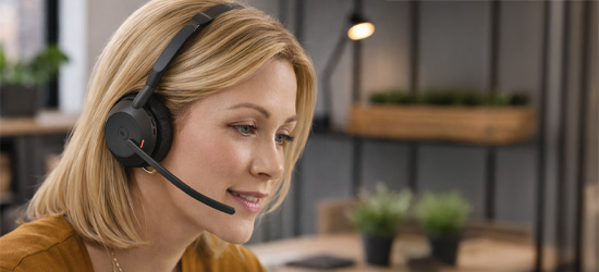 Frau mit Headset im Büro