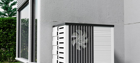 Außeneinheit einer Wärmepumpe am Wohnhaus