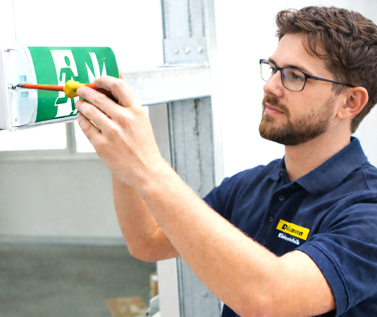 Montage einer Fluchtwegbeleuchtung 