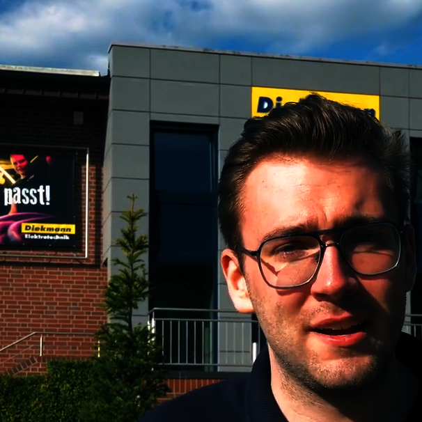 Max Oevermann vor dem Betriebsgebäude