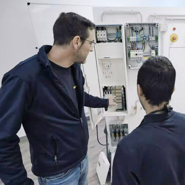 2 Mitarbeiter in der Lehrwerkstatt