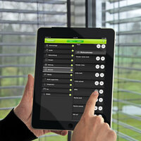 Anweisung für ein Smart Home wird über ein Tablet erledigt 