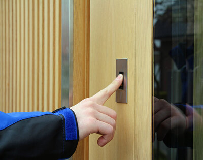 Eine Haustür wird per Fingerabdruck geöffnet